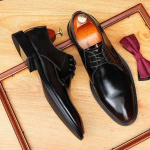 Classic black leather business derby shoes for men with vintage British style.