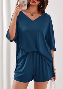 Vista dettagliata del set casual a coste blu navy con scollo a V per abbigliamento donna