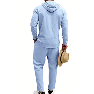 Dettaglio che mostra il retro di un set azzurro in lino con camicia con cappuccio