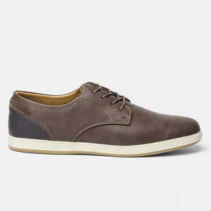 Vista lateral detallada de zapatos casuales de cuero marrón para hombre con cordones