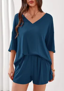 Vista dettagliata di un set da casa a costine blu scuro con scollo a V da donna