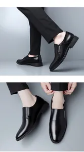 Detailansicht der schwarzen Herren-Business-Lederschuhe mit spitzer Kappe am Modell