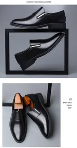 Detailansicht von schwarzen Herren-Business-Lederschuhen mit hölzernen Schuhspannern.