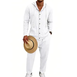Vista frontale del completo da uomo con camicia in lino bianca con cappuccio e pantaloni