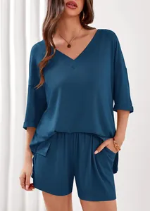 Dettaglio del top blu con scollo a V e maniche a metà e degli shorts casual coordinati.