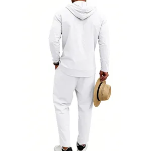 Vista posteriore di un set casual da uomo in lino bianco con cappuccio e pantaloni