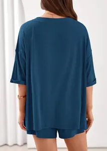 Vista posteriore di un comodo set casual blu a due pezzi a coste con maglia e pantaloncini.