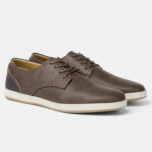Detalle de zapatos Oxford casuales de cuero sintético marrón con costuras en contraste