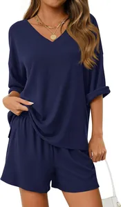 Dettaglio del set casual a due pezzi blu scuro con scollo a V e pantaloncini da donna