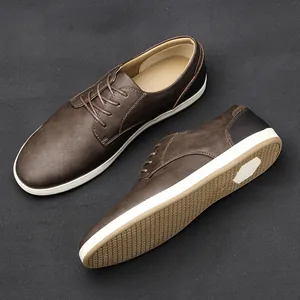 Primer plano de zapatos casuales de cuero marrón para hombre con cordones y suela