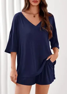 Elegante set da casa a due pezzi a coste blu navy da donna con maglia a scollo a V e shorts.