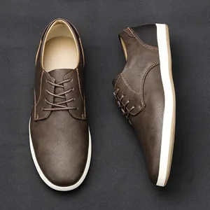 Vista detallada de zapatos Oxford casuales de cuero marrón para hombre con suelas blancas