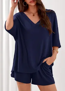 Completo tempo libero blu navy a coste da donna, top con scollo a V e pantaloncini.