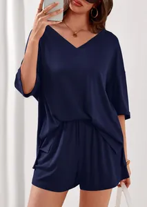 Primo piano di un completo da tempo libero blu navy con scollo a V su una modella