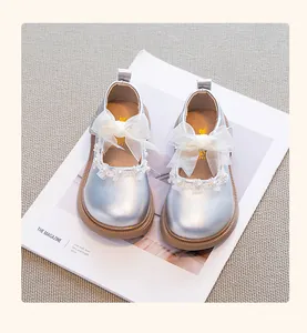 Elegantes zapatos Mary Jane plateados para niñas con lazos de tul y perlas