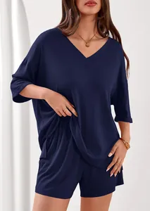 Dettaglio del completo per il tempo libero blu navy con scollo a V e trama a costine.