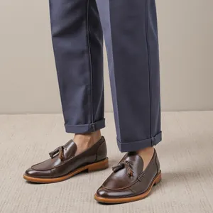 Nahaufnahme klassischer brauner Leder-Loafer mit Quasten für Herren im Business-Stil