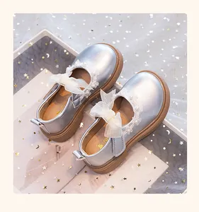 Zapatos de princesa plateados para niña con encaje, perlas y un gran lazo de malla