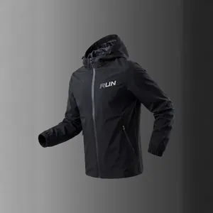 Herren Kapuzen-Sonnenschutzjacke in Schwarz mit UPF 50+ Schutz und RUN-Brustaufdruck