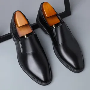 Hochwertige schwarze Business-Herrenschuhe aus Leder mit elegantem, spitzem Zehendesign