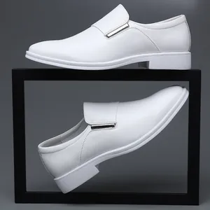 Elegante weiße Herren-Business-Slipper aus echtem Leder mit silberner Metallschnalle