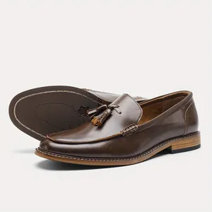 Detailaufnahme von braunen Leder-Tassel-Loafers mit elegantem englischem Stil und Sohle