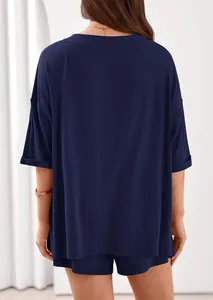 Vista posteriore di un set lounge a coste blu navy con t-shirt oversize e pantaloncini