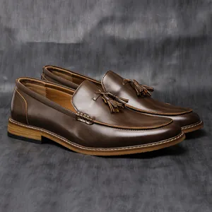 Detailansicht brauner Leder-Slipper mit Quasten im britischen Business-Casual-Stil.