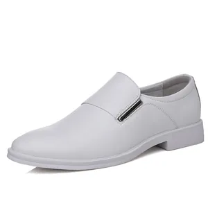 Klassische weiße Herren-Business-Lederschuhe mit spitzer Kappe und dicker Sohle