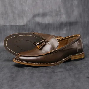 Detailansicht brauner Herren-Leder-Loafer mit Quasten und feinen Ziernähten.