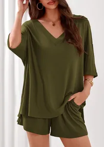 Dettaglio del set loungewear a costine verde oliva con scollo a V e shorts per donna