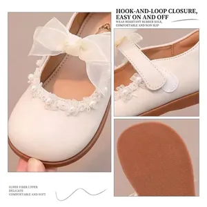 Elegantes zapatos de princesa blancos para niñas con lazo de encaje y detalles de perlas