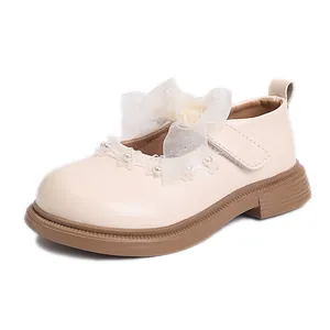 Elegantes zapatos de princesa para niñas blanco crema con lazo y perlas