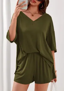 Vista dettagliata di un set casual da donna verde oliva con scollo a V e trama a coste