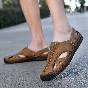 Nahaufnahme von braunen Herren-Outdoor-Sandalen mit Ledertextur und Lochmuster.