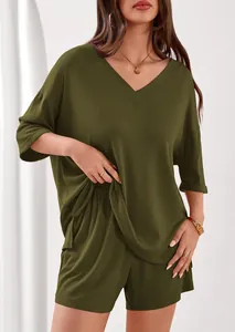 Dettaglio del set da tempo libero verde oliva con scollo a V in maglia a coste