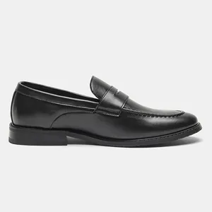 Detailansicht eines klassischen schwarzen Leder-Loafers für Herren von der Seite