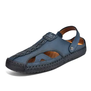 Nahaufnahme der dunkelblauen Herren-Ledersandalen für draußen mit handgenähter Textur