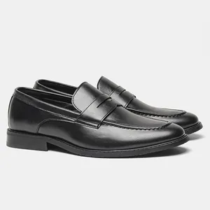 Professionelle Seitenansicht klassischer schwarzer Herren-Penny-Loafer aus Leder im Studio