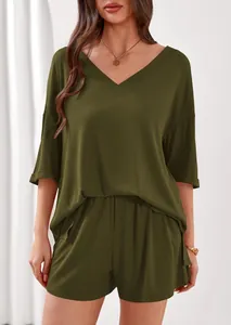 Dettaglio della morbida trama a coste di un set loungewear verde oliva con scollo a V