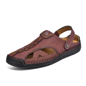 Detailansicht der Ledernähte und des hohlen Designs brauner Outdoor-Sandalen für Herren