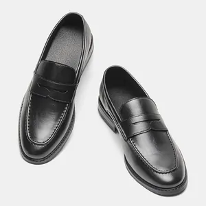 Nahaufnahme klassischer schwarzer Leder-Loafer mit hochwertiger Textur und Nähten