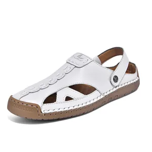 Detailansicht weißer Herren-Sandalen aus Leder mit geschlossener Kappe und Gummisohle