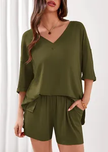 Primo piano di un completo lounge da donna a coste in 2 pezzi verde oliva con scollo a V