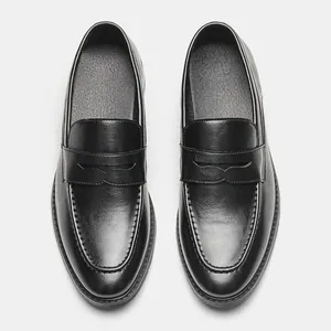 Detaillierte Draufsicht auf klassische schwarze Leder-Herren-Loafer mit Mokassin-Naht