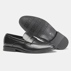 Detailansicht von schwarzen Leder-Slippern mit rutschfester Sohle und Seitenprofil