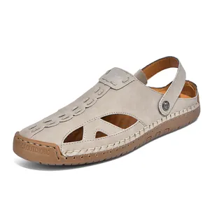 Detailansicht der grauen Herren-Ledersandalen mit Aussparungen und Gummisohle