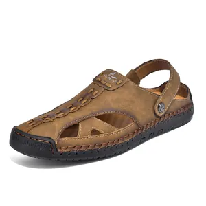 Braune Herren-Outdoor-Sandalen mit geschlossenem Zehenbereich und handgenähter Gummisohle.