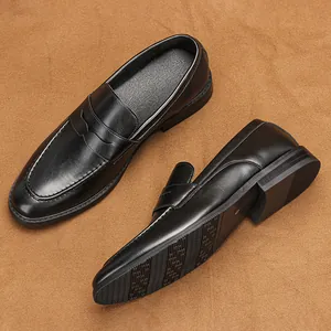 Detail von schwarzen Leder-Loafers mit Oberflächenstruktur und rutschfester Sohle.