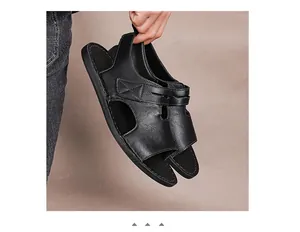 Primo piano di sandali neri casual da uomo con velcro e trama in morbida pelle